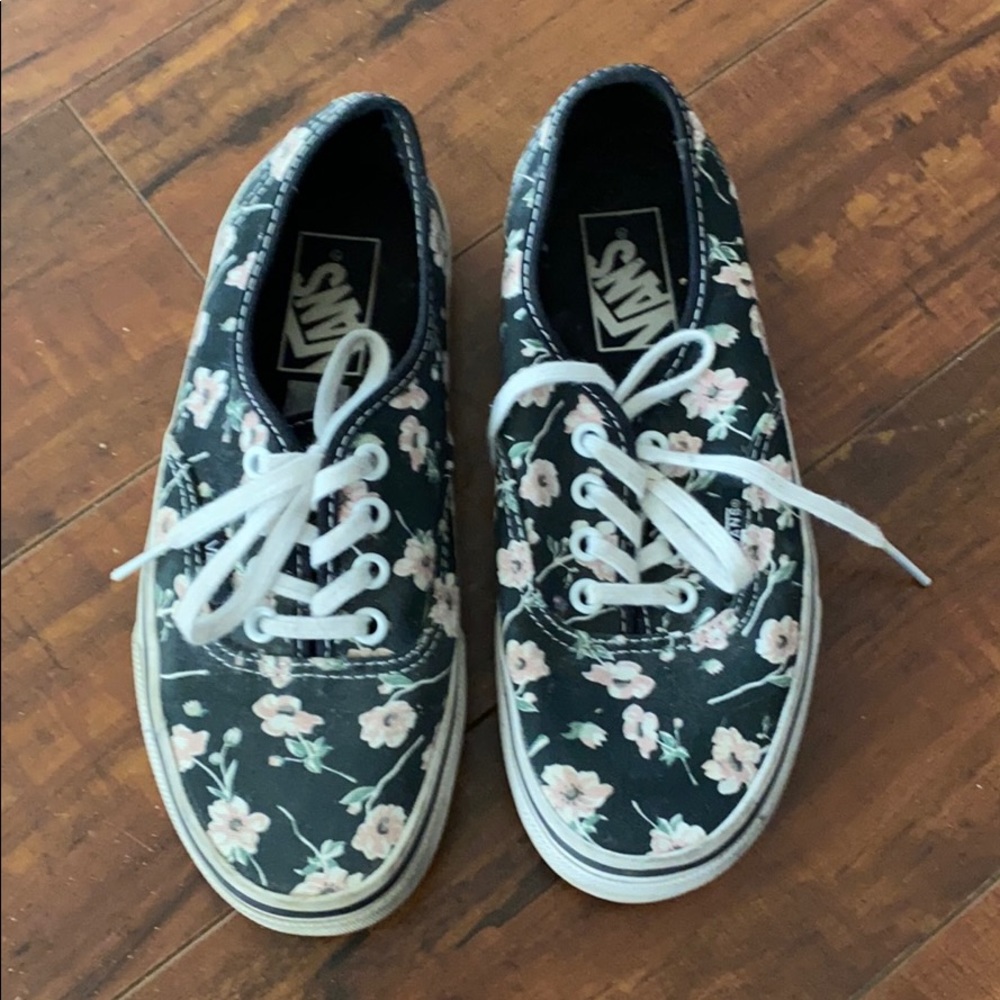 Vans- Women’s lace up in a floral pattern Size 6